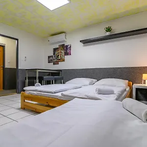 Hostel Seven, Prag